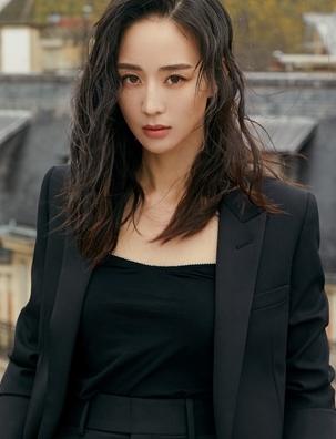 张钧甯穿黑西装飒爽干练 完美融合霸气柔美