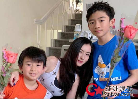 张柏芝开新店 儿子Lucas做模特儿