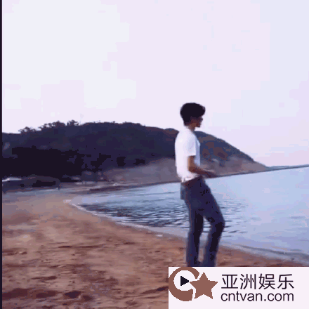 蔡徐坤海边打水漂 技术超好玩得很开心