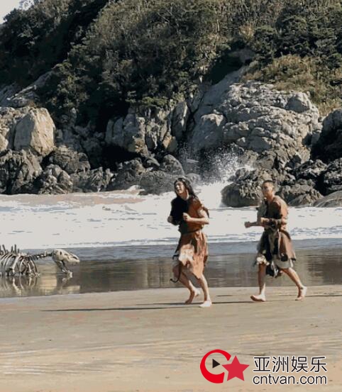 陈伟霆黄景瑜野人造型 赤脚追逐满满荷尔蒙气息