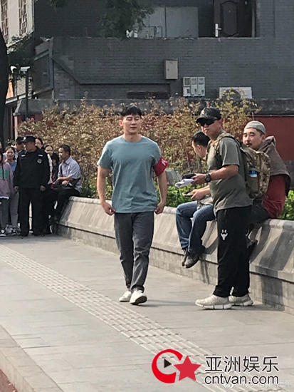 网友偶遇李晨街头拍戏 身材发福戴袖章变居委会大叔