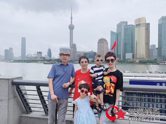 金巧巧携一家出游 深夜发文引热议