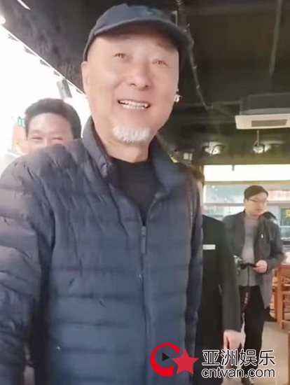 陈佩斯罕见现身 打扮朴素接地气