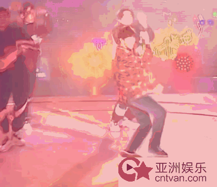 陈立农摔跤后的临场反应太强 网友疑为舞台设计
