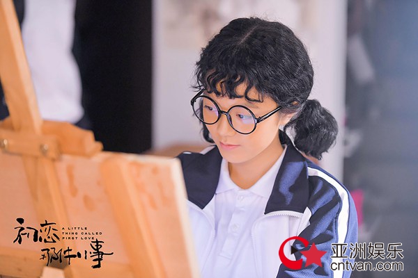 《初恋那件小事》首曝校园版海报 赖冠霖赵今麦青春洋溢共述成长那些事