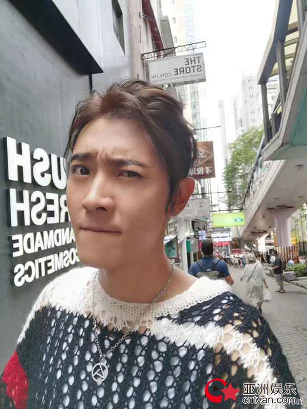 张丹峰发文晒自拍 日系暖男造型亮眼