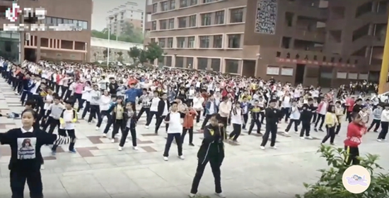 一千多名学生跳张艺兴舞蹈 张艺兴转发感谢喜欢《Honey》