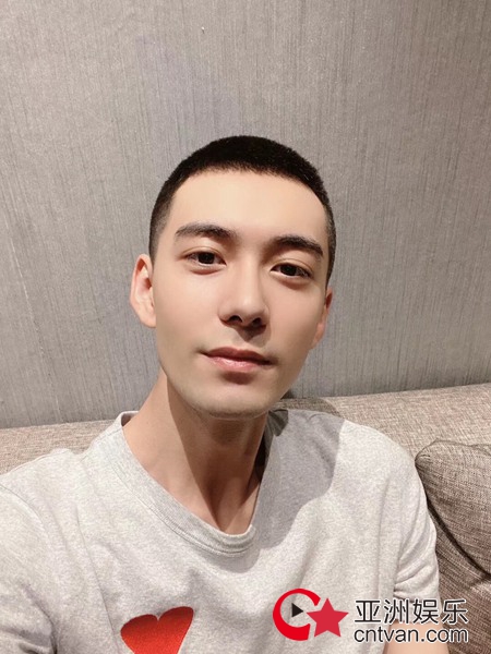 寸头检验帅哥!陈星旭拍摄《号手就位》寸头造型曝光