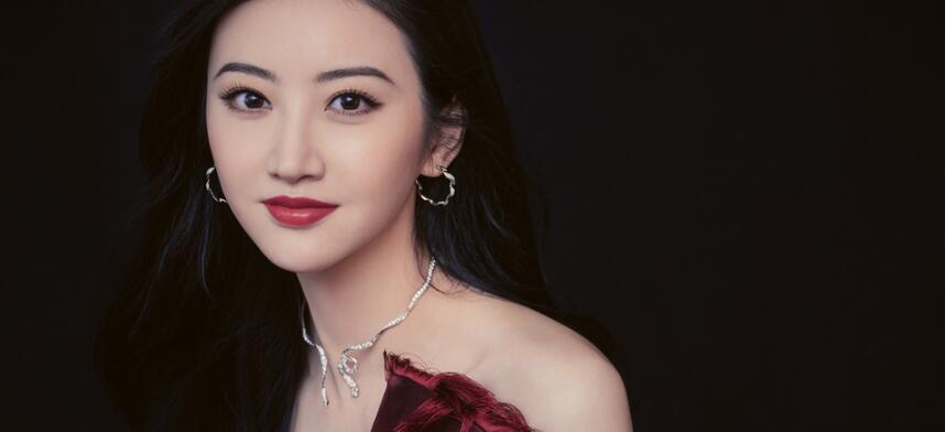 景甜车厘子长裙写真曝光 优雅别致白到反光