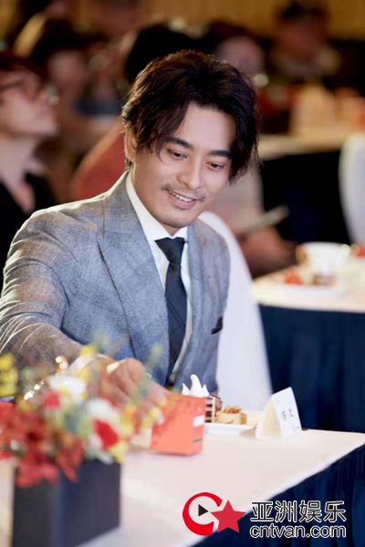 陈龙受邀出席银星光影沙龙 灰色西装尽显内敛绅士气质