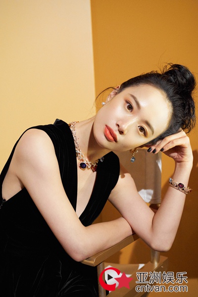 李梦出席品牌活动 柔美天鹅颈展温婉气质