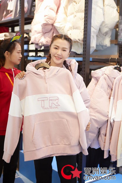 谭维维双麻花辫动感活力 穿花样运动服展现秋日女子力
