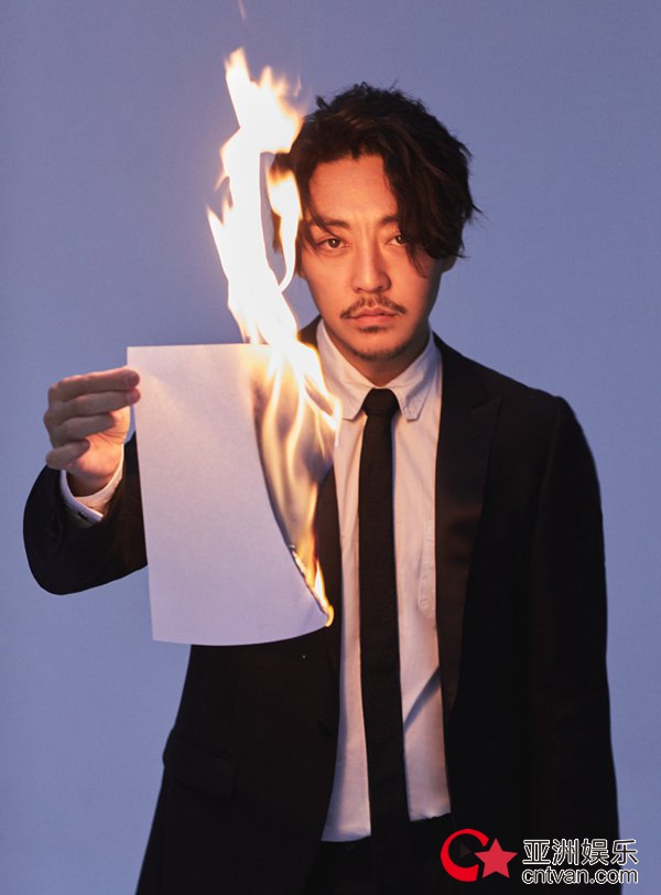 实力派演员赵达曝最新写真 剧中糙汉秒变时尚帅大叔