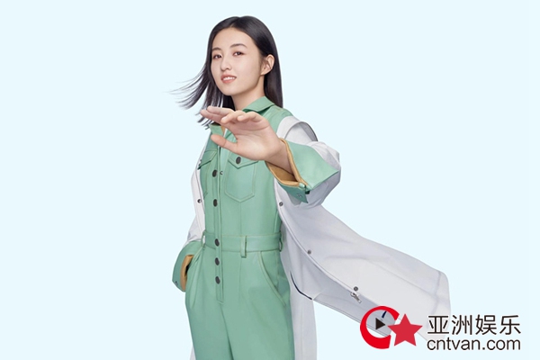 张子枫最新代言官宣 拼接皮质风衣酷劲尽显