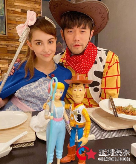 周杰伦昆凌万圣节cos 萧敬腾意外抢镜成赢家