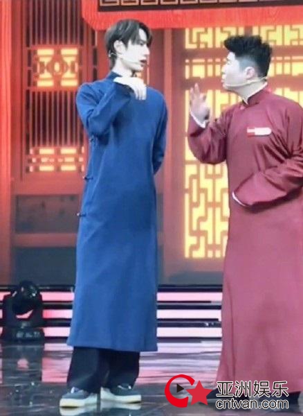 王一博说相声 穿蓝大褂和德云社成员搭配有模有样