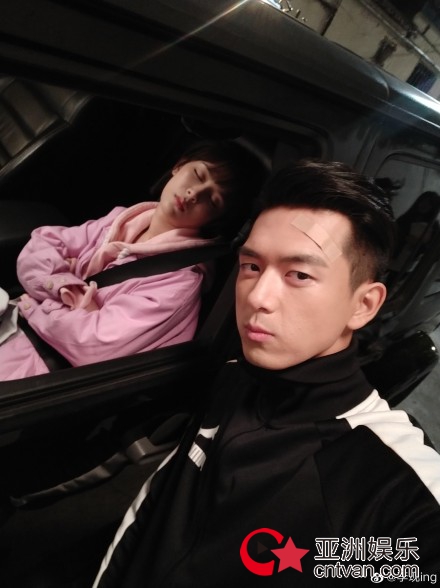 李现为杨紫庆生 童颜夫妇久违同框!