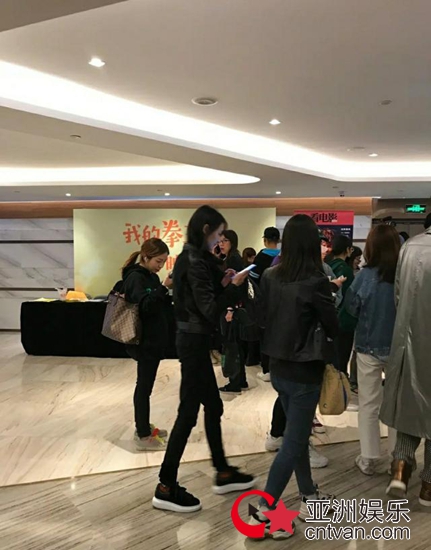 郑爽生图长腿细到惊人 网友:真的像竹竿一样!