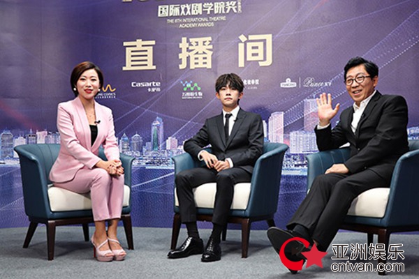 韩童生受邀担任学院奖评委 与斯琴高娃颁发最佳主角奖