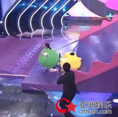 许魏洲一脚把郑爽踢成第一 网友：主脚的光环！