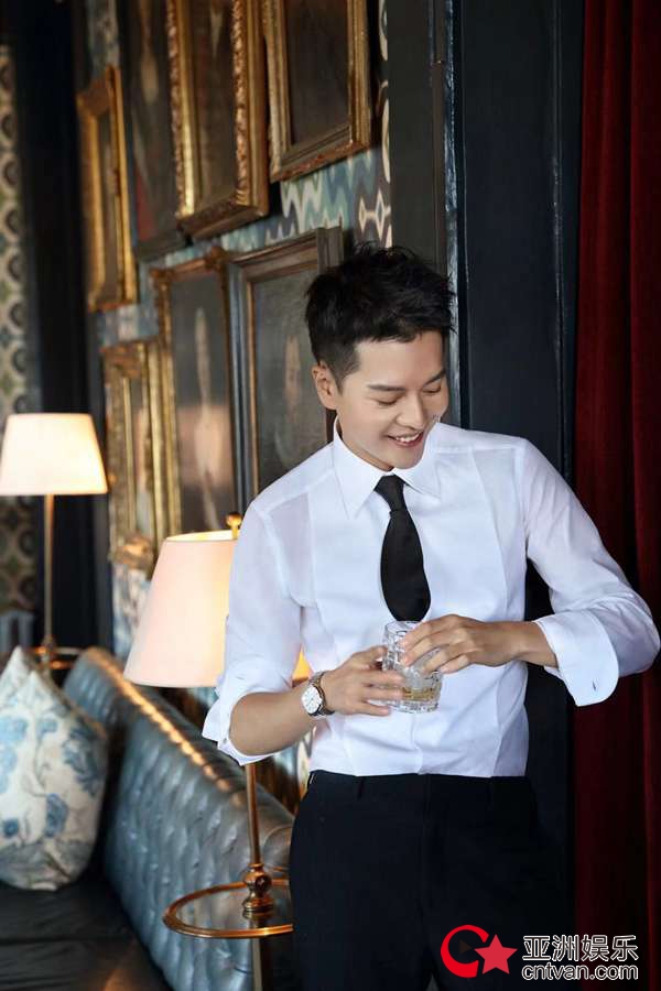 徐海乔质感大片曝光 尽显熟男不凡魅力
