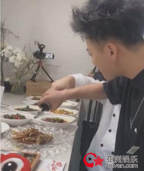 黄子韬男人做饭就是得狂 不知道韬哥的凉拌猪耳吃了吗？