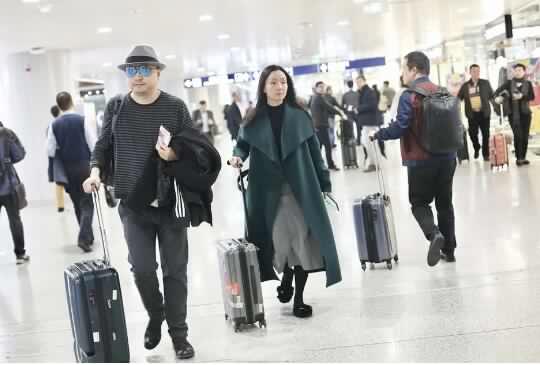 陶虹与老公徐峥同框 素颜现身机场气质好!