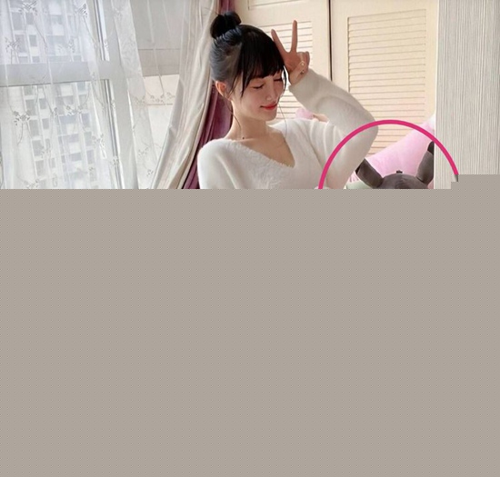 李小璐晒皮卡丘照片 与pgone在一起实锤再次曝光