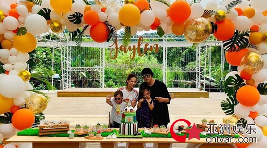 昆凌周杰伦相识经过曝光 称没想过会早结婚生孩子