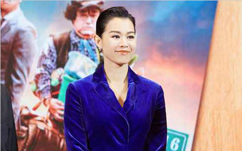 胡杏儿一身丝绒蓝色西装亮相《一车四仆》首映现场 大方爆料“车囧”往事