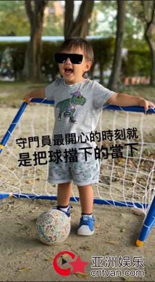 昆凌晒儿子正面照 小小周正脸像极了周杰伦