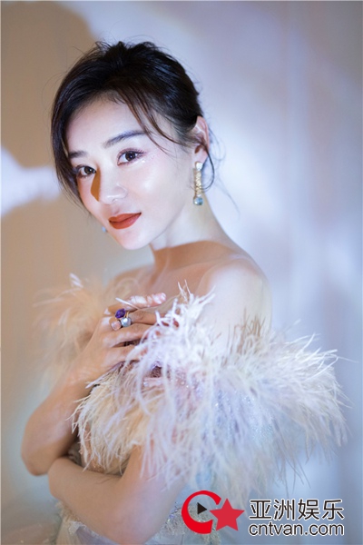 袁姗姗出席慈善活动 薄纱灵动美若精灵