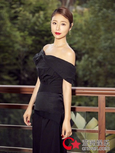 林心如黑色露肩套装亮相金鸡奖 妆容精致红唇迷人