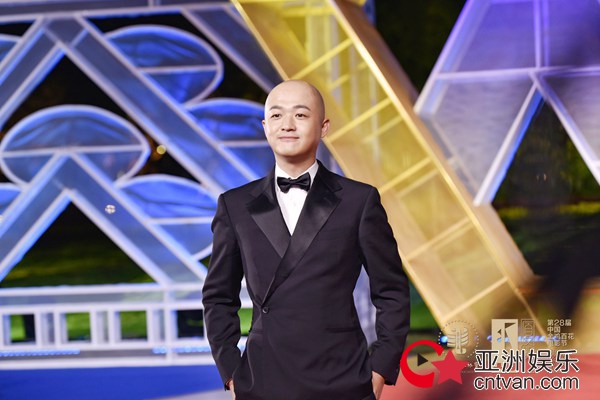 包贝尔现身金鸡奖闭幕式 担当开奖嘉宾致敬匠心之作