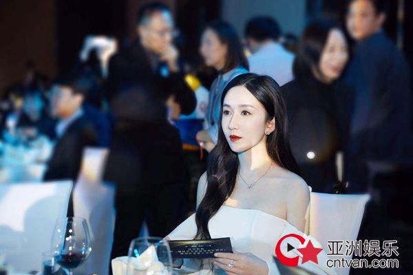 娄艺潇出席公益盛典 白裙礼服优雅大气