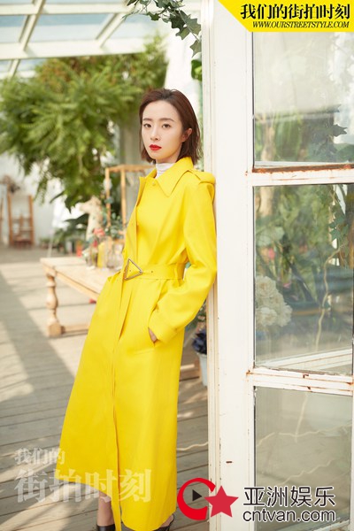 胡冰卿着明黄色风衣 馥郁婀娜变花房姑娘