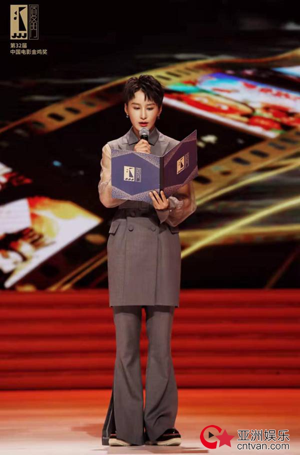 打造气质穿搭 蒋璐霞格纹西装演绎复古时尚