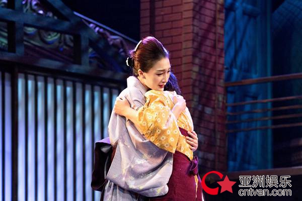 曲翊宏话剧《蜜丝哈尔滨》北京落幕 网友:最A最飒老板娘