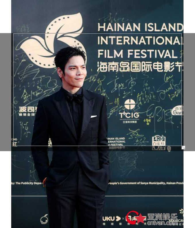 向佐亮相海南岛电影开幕红毯 黑色西装显绅士气质