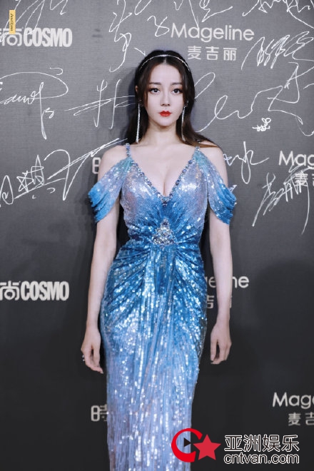 迪丽热巴身材比例完美 蓝色亮片裙亮相美人鱼既视感!