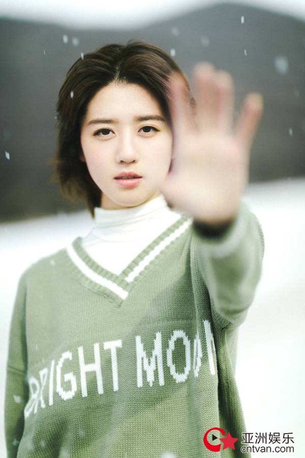 李凯馨雪中写真 抹茶绿毛衣温暖又文艺
