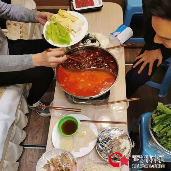 黄晓明分享吃火锅照 神秘女贴心夹菜引猜测