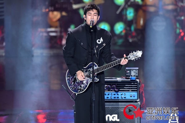 李治廷电吉他演奏摇滚版《你不是真正的快乐》帅气舞台嗨爆全场
