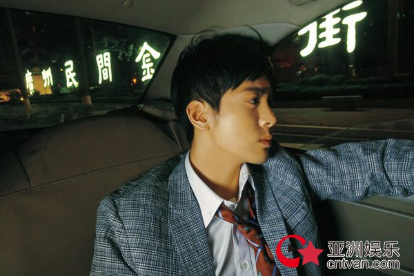 曾舜晞发布全新写真 探秘幻夜之城尽显港风气质
