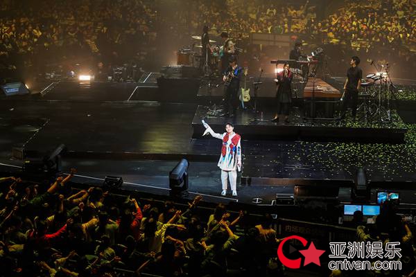吴青峰首场个人巡回演唱会“太空备忘记”登陆上海 连续两场演出超三万人观众到场聆赏