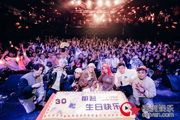 那吾克热新专辑《何等人物》首唱会&生日会圆满成功 1岁到30岁生日礼物感动现场