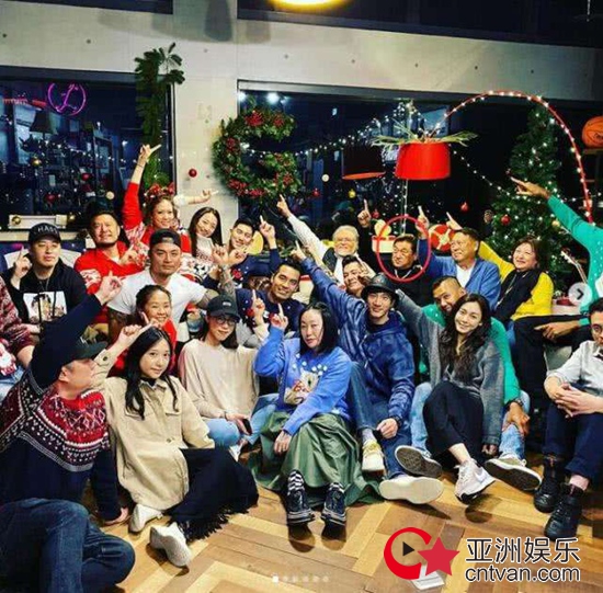 范玮琪王力宏潘玮柏送别高以翔 高爸在旁伴唱状态积极