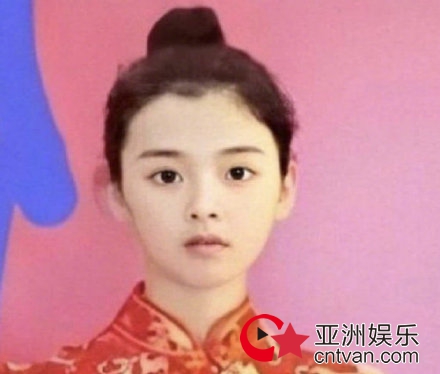 杨超越旧照被扒 穿旗袍当礼仪小姐模样清纯