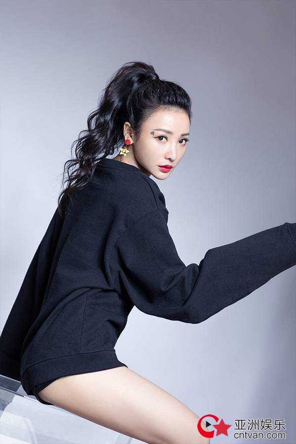 柳岩高马尾运动风显洒脱率性 大胆唇色挑战复古美感