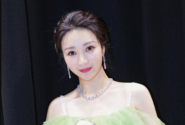 柳岩凭《受益人》斩获澳门国际电影节最佳女主角 翠裙露肩夺影后自信优雅